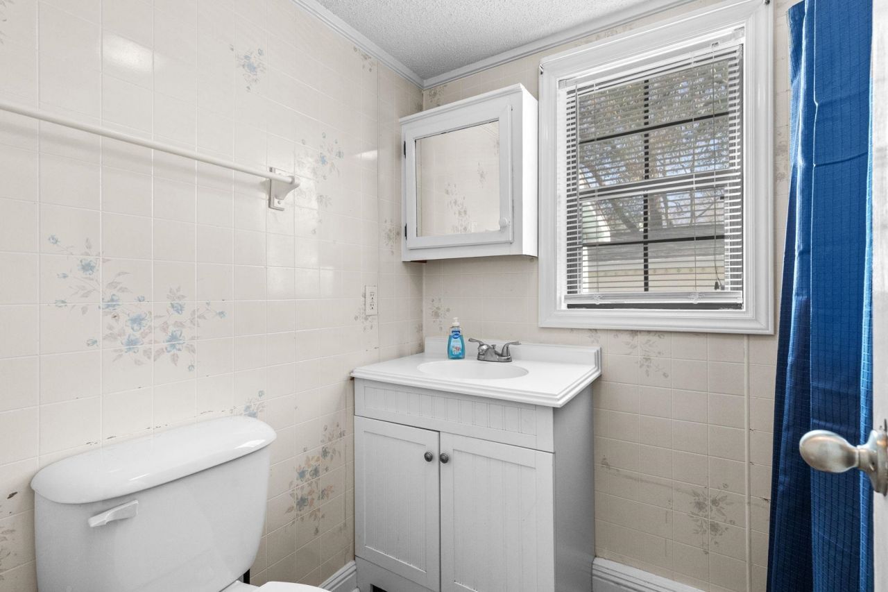 6001 - Q36 S Kings Hwy. Photo 26