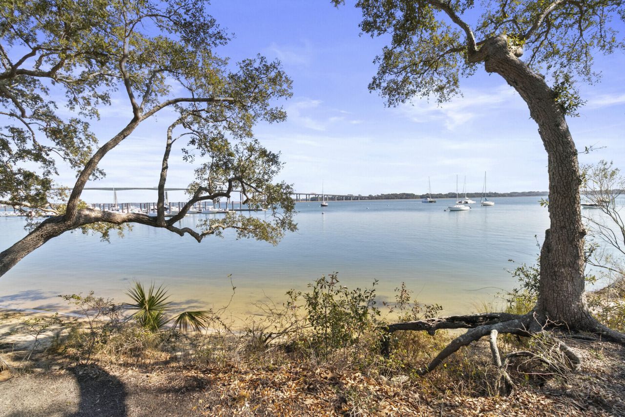 345 Longshore Street Photo 8