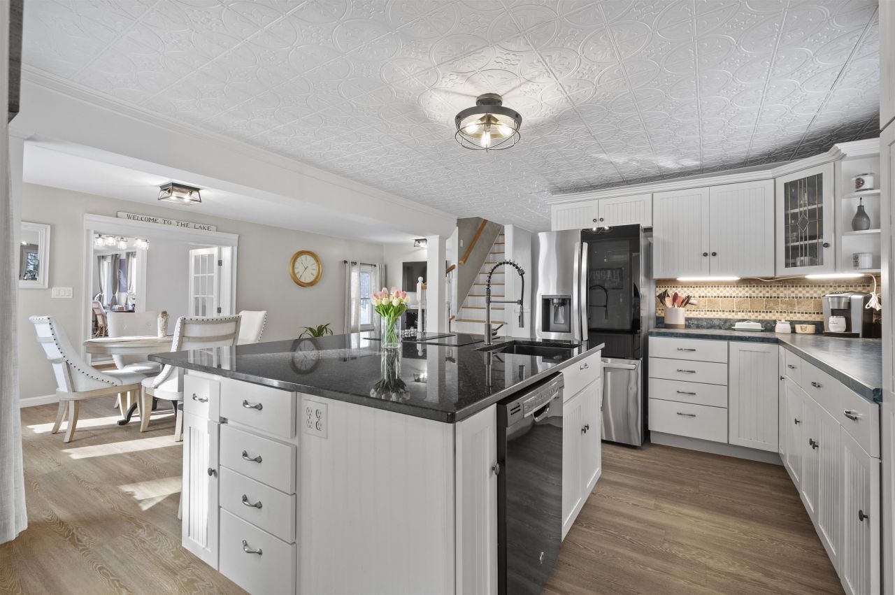 32 Main Street, Kingston, NH 03848 Main Photo