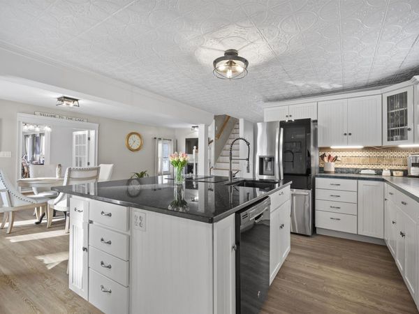 32 Main Street, Kingston, NH 03848