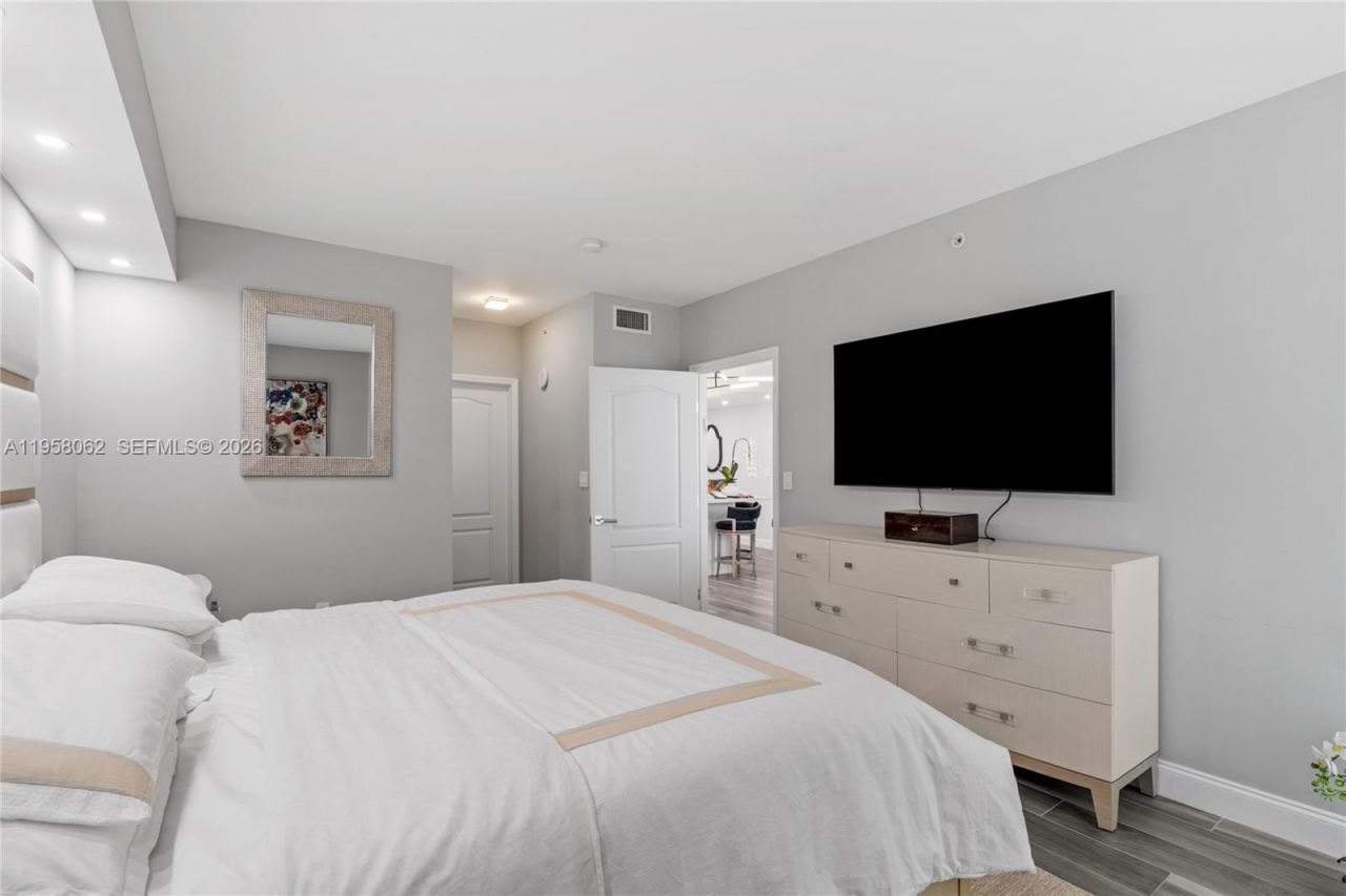 17555 Atlantic Blvd, Unit UPH3, Sunny Isles Beach, FL 33160 Photo