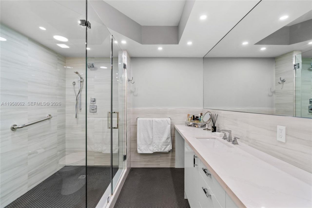 17555 Atlantic Blvd, Unit UPH3, Sunny Isles Beach, FL 33160 Photo