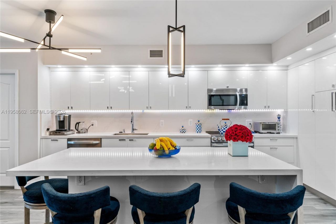 17555 Atlantic Blvd, Unit UPH3, Sunny Isles Beach, FL 33160 Photo