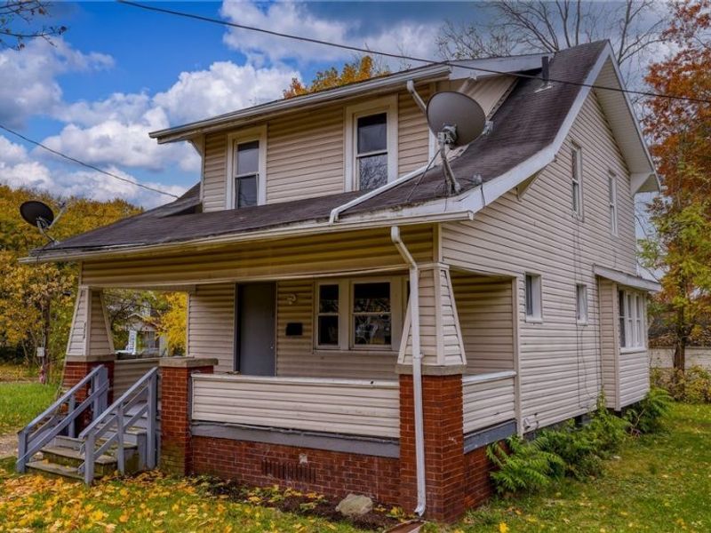 884 Lovers Lane, Akron, OH 44306 Photo 2