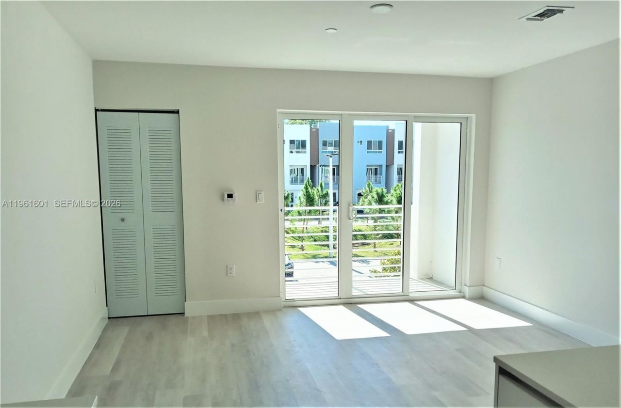 2555 NE 193rd St, Unit 2204, Miami, FL 33180 Photo