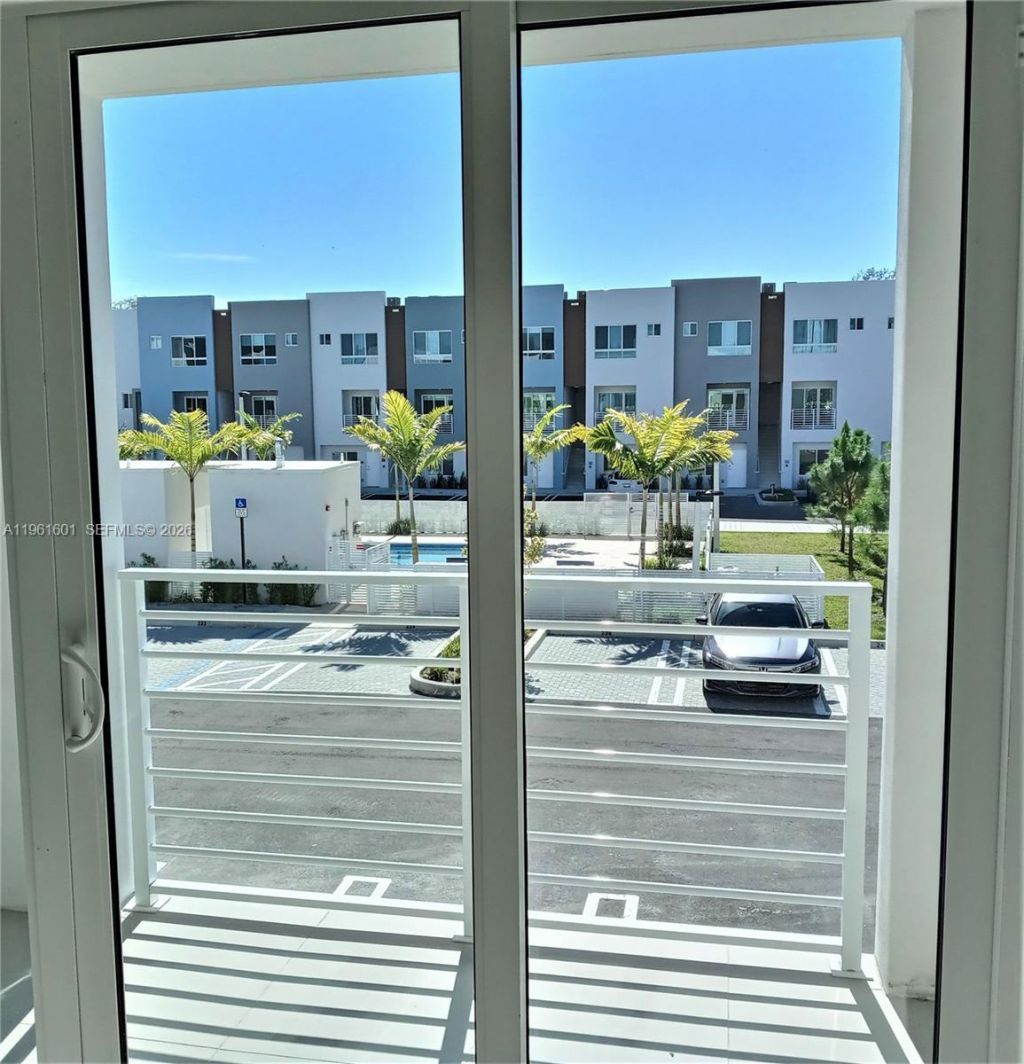 2555 NE 193rd St, Unit 2204, Miami, FL 33180 Photo