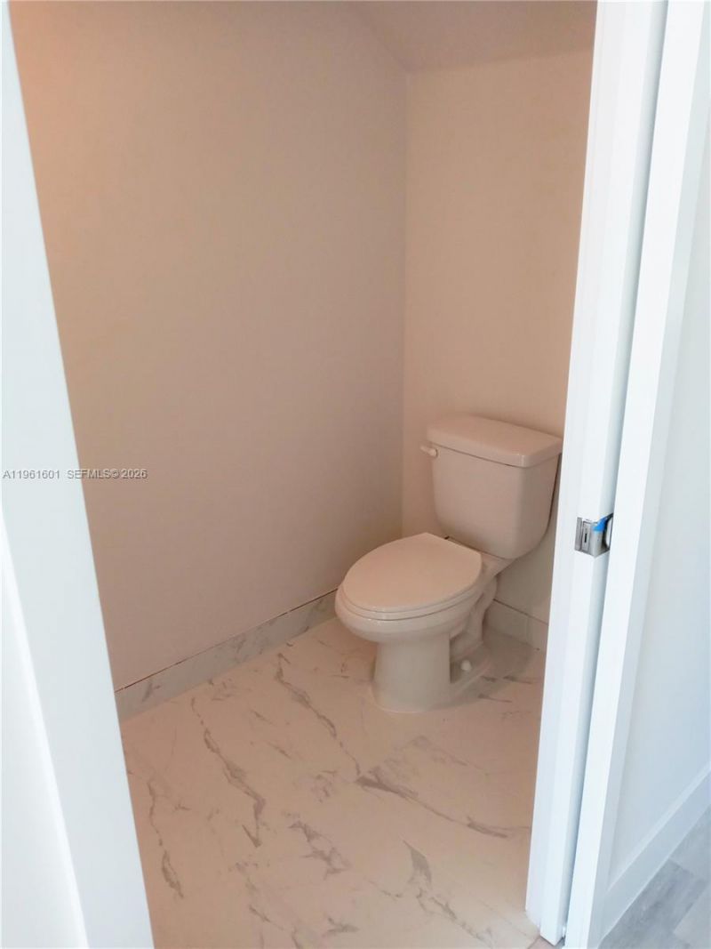 2555 NE 193rd St, Unit 2204, Miami, FL 33180 Photo