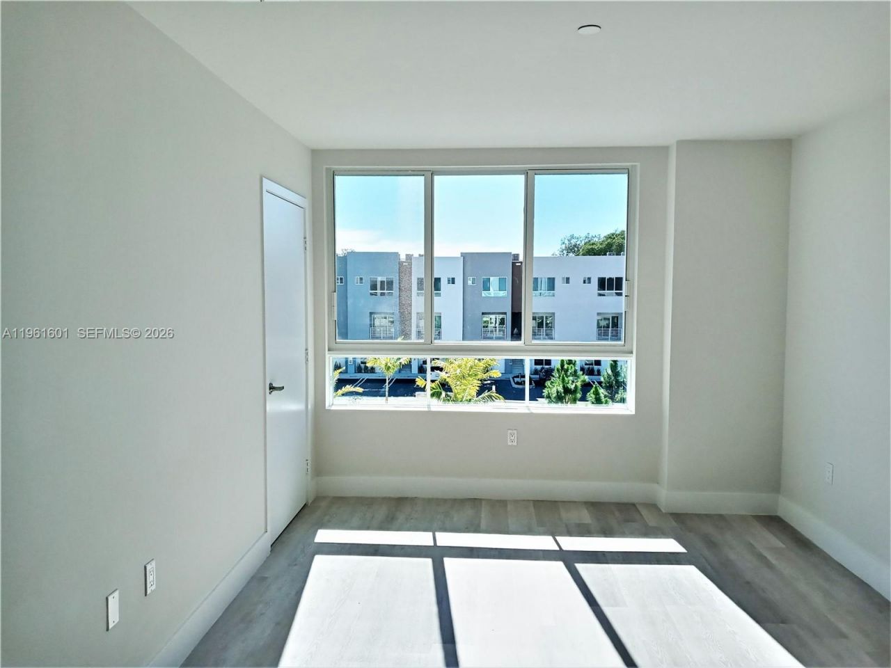 2555 NE 193rd St, Unit 2204, Miami, FL 33180 Photo