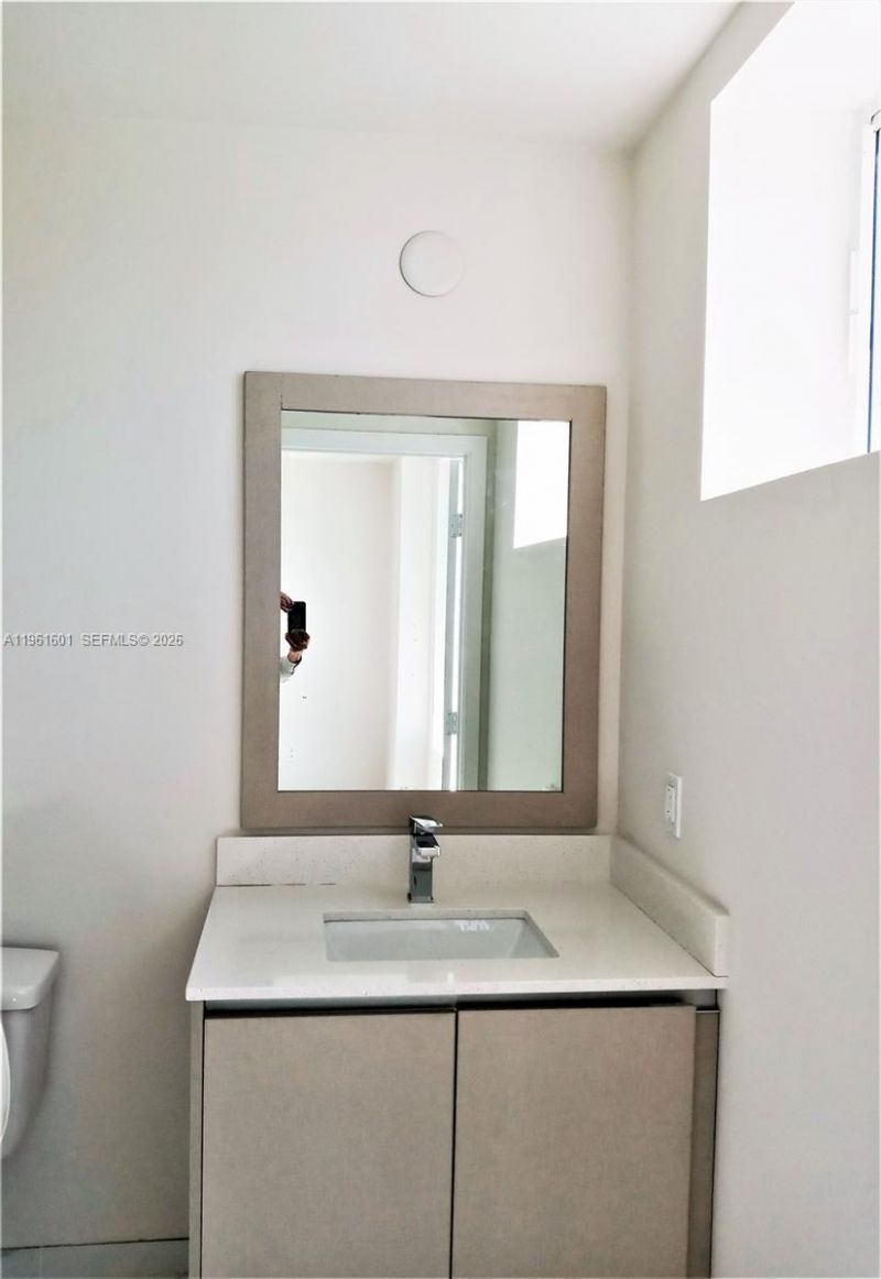 2555 NE 193rd St, Unit 2204, Miami, FL 33180 Photo