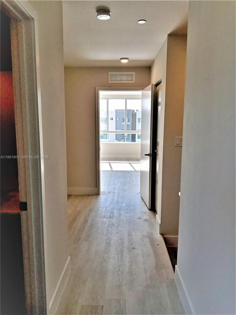 2555 NE 193rd St, Unit 2204, Miami, FL 33180 Photo