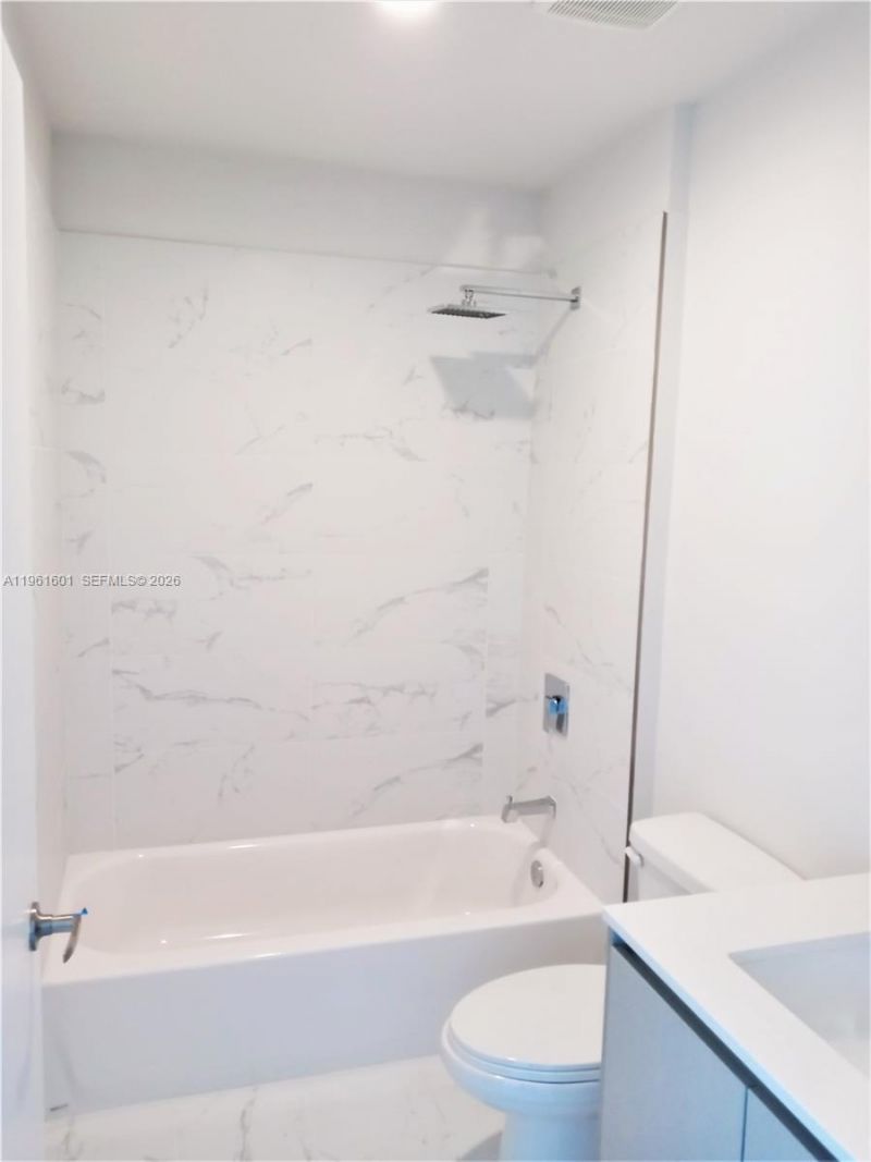 2555 NE 193rd St, Unit 2204, Miami, FL 33180 Photo