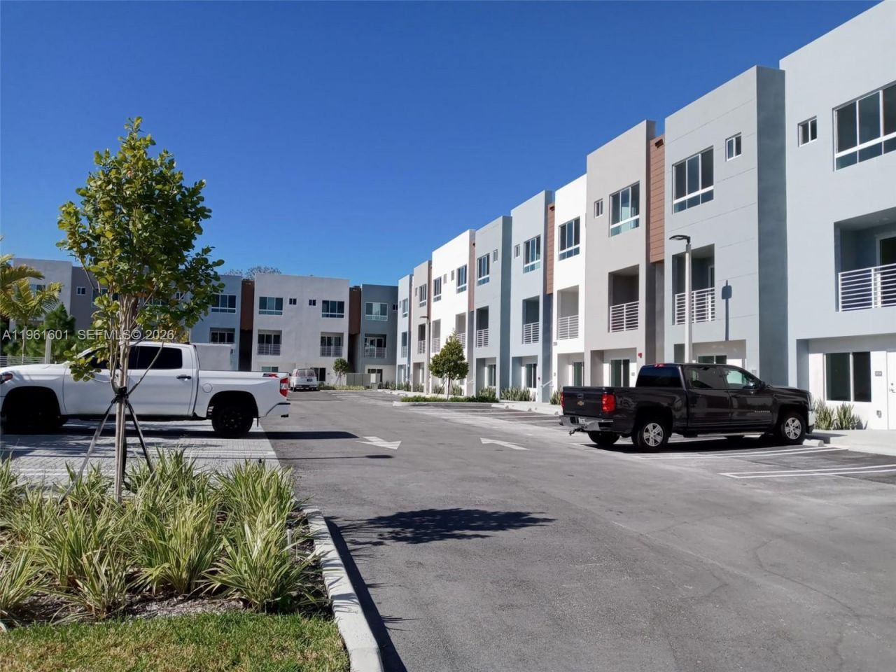 2555 NE 193rd St, Unit 2204, Miami, FL 33180 Photo