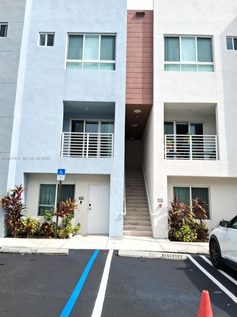 2555 NE 193rd St, Unit 2204, Miami, FL 33180 Photo
