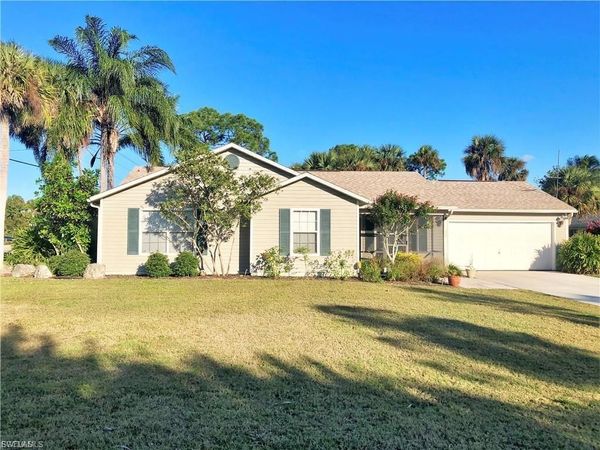 32 Lincoln AVE, LEHIGH ACRES, FL 33936