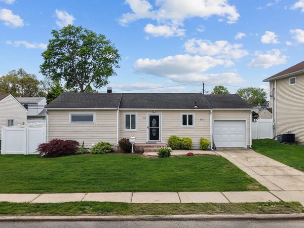 21 Peter Lane, Plainview, NY 11803