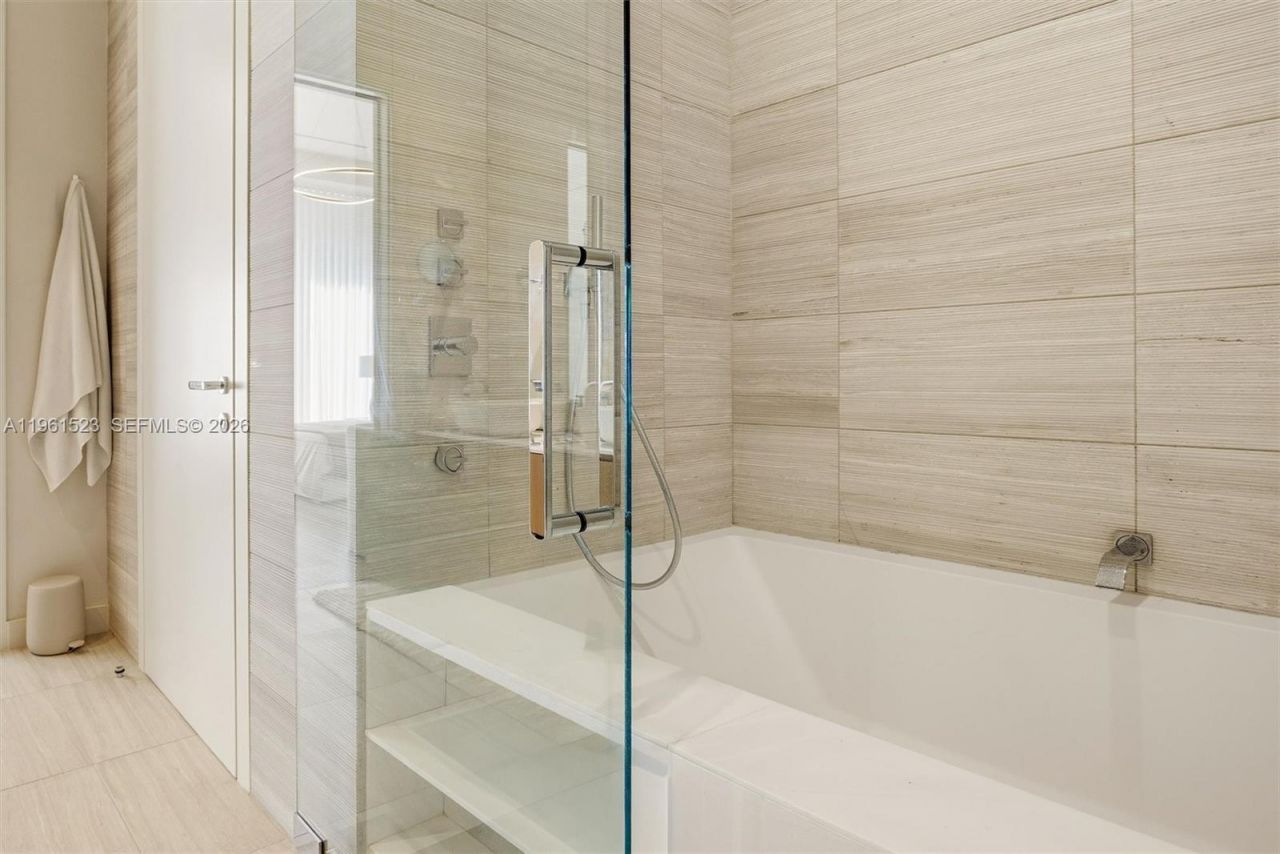 4701 N Meridian Ave, Unit 208, Miami Beach, FL 33140 Photo