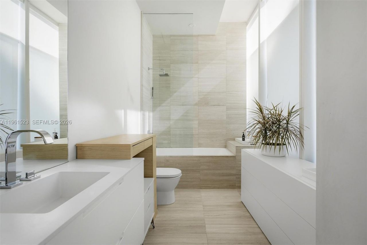 4701 N Meridian Ave, Unit 208, Miami Beach, FL 33140 Photo