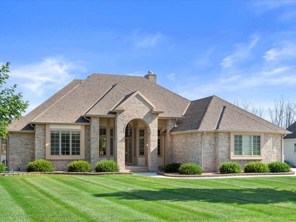 N37W22910 Wyndemere Dr, Pewaukee, WI 53072