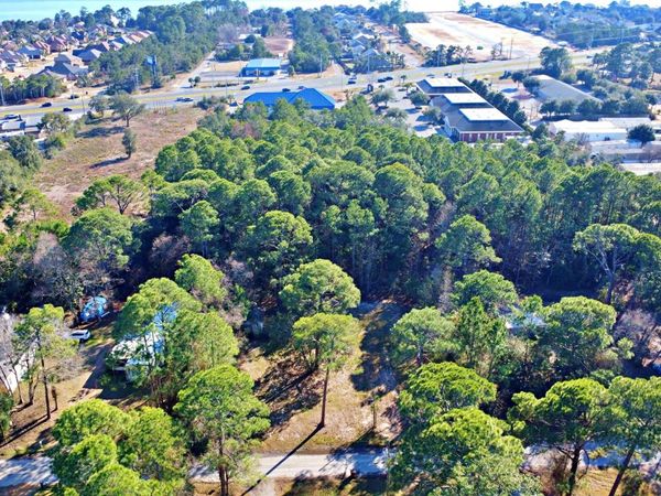 9013 Larker Woods Drive, Navarre, FL 32566