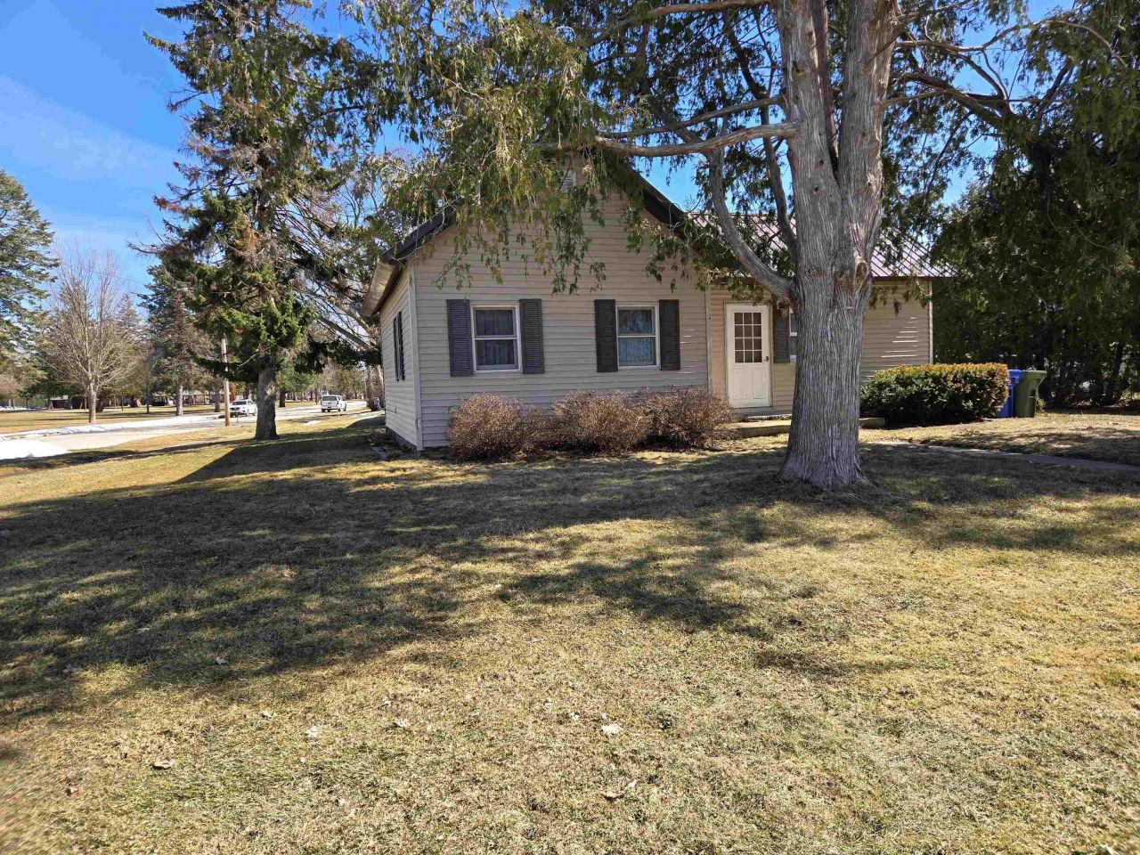 619 W 3rd Street Street, Cresco, IA 52136 Main Photo