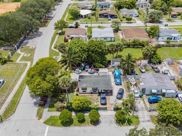 901 NW 34th Ter, Lauderhill, FL 33311
