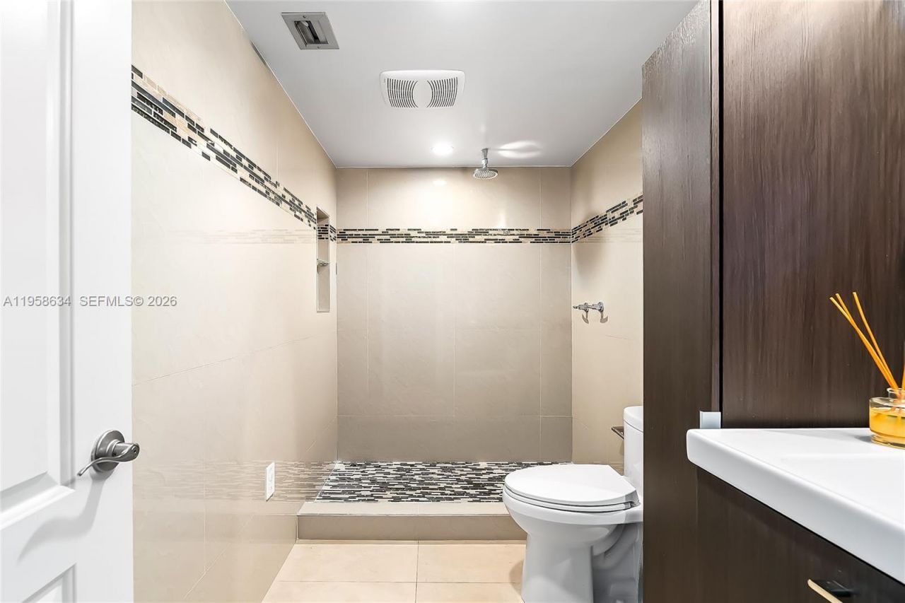 671 NE 195th St, Unit 111E, Miami, FL 33179 Photo