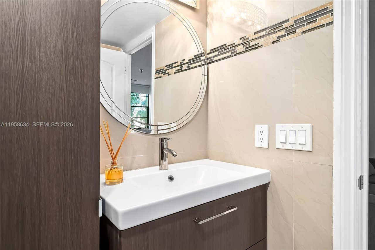 671 NE 195th St, Unit 111E, Miami, FL 33179 Photo