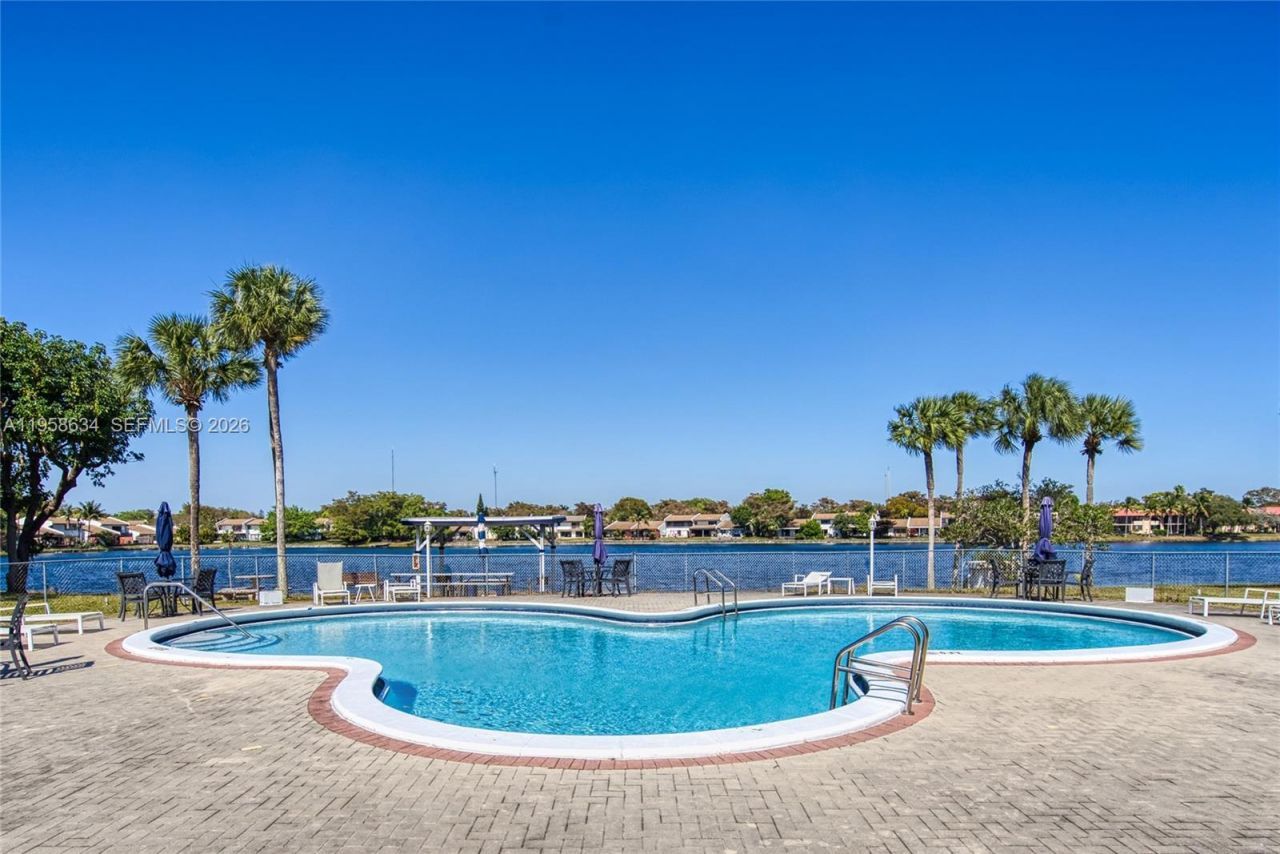 671 NE 195th St, Unit 111E, Miami, FL 33179 Photo