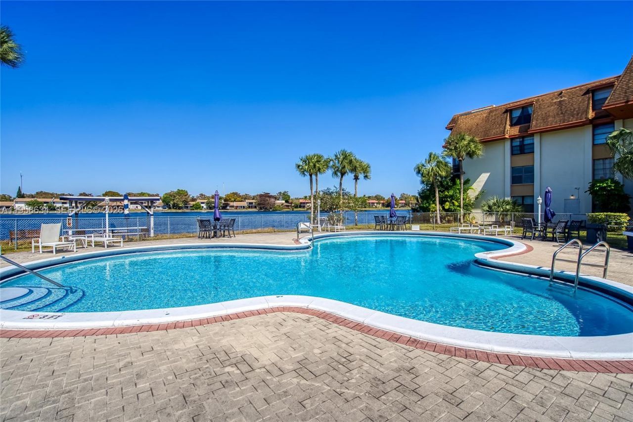 671 NE 195th St, Unit 111E, Miami, FL 33179 Photo