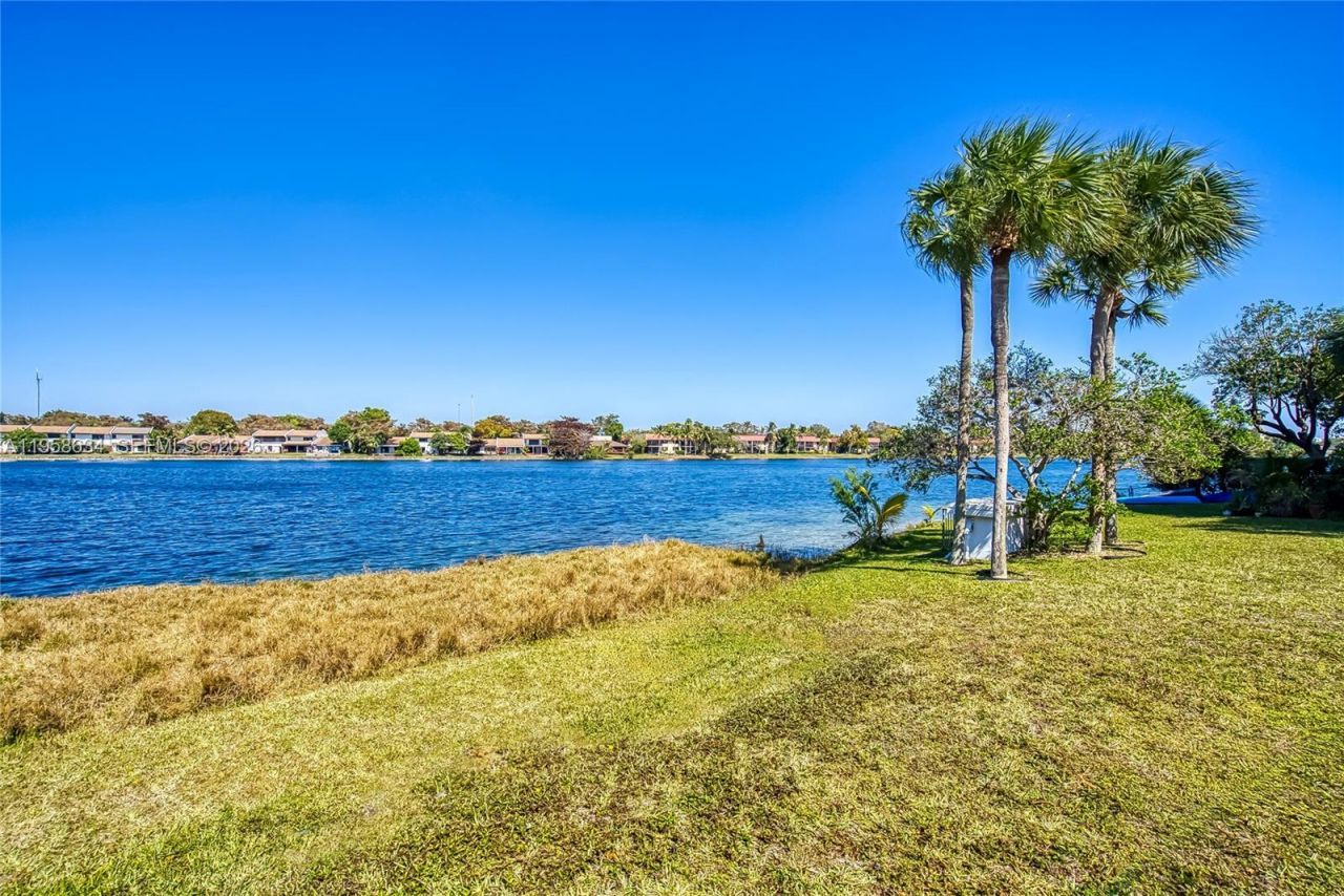 671 NE 195th St, Unit 111E, Miami, FL 33179 Photo