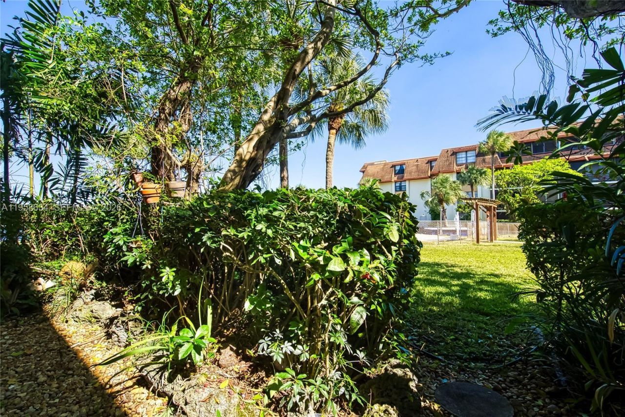 671 NE 195th St, Unit 111E, Miami, FL 33179 Photo