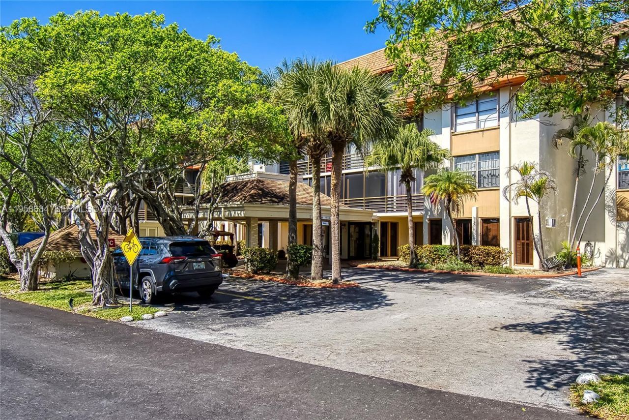 671 NE 195th St, Unit 111E, Miami, FL 33179 Photo