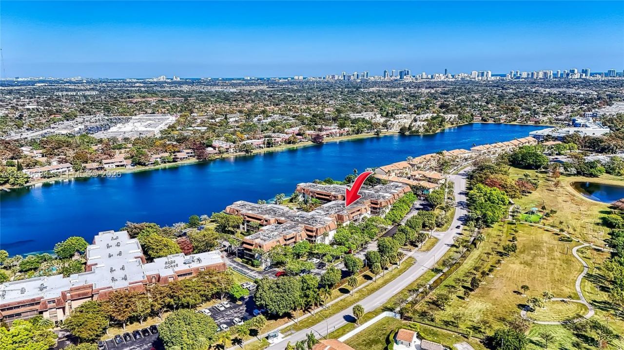 671 NE 195th St, Unit 111E, Miami, FL 33179 Photo