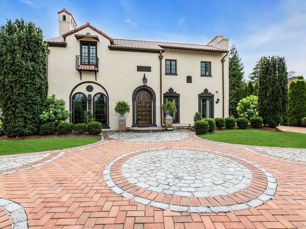 259 Lakeview Avenue W, Brightwaters, NY 11718