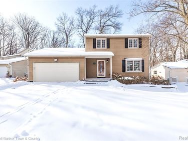 1010 Oak Ridge Circle, Brighton, MI 48116