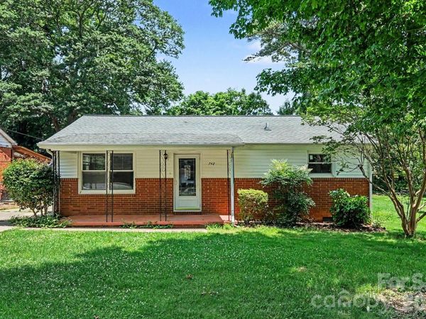 742 N Mulberry Street, Statesville, NC 28677