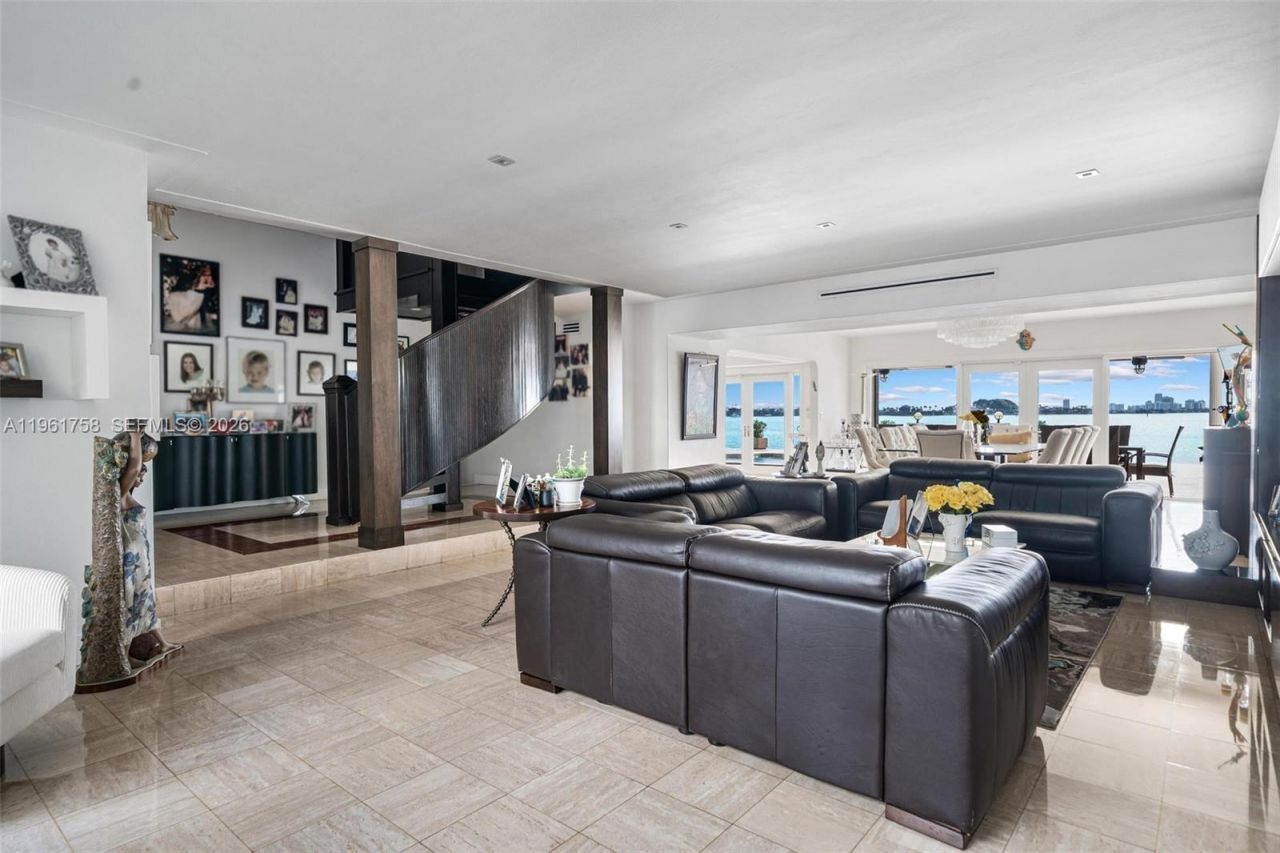 1990 NE 119th Rd, North Miami, FL 33181 Photo