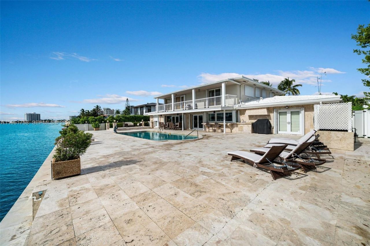 1990 NE 119th Rd, North Miami, FL 33181 Photo