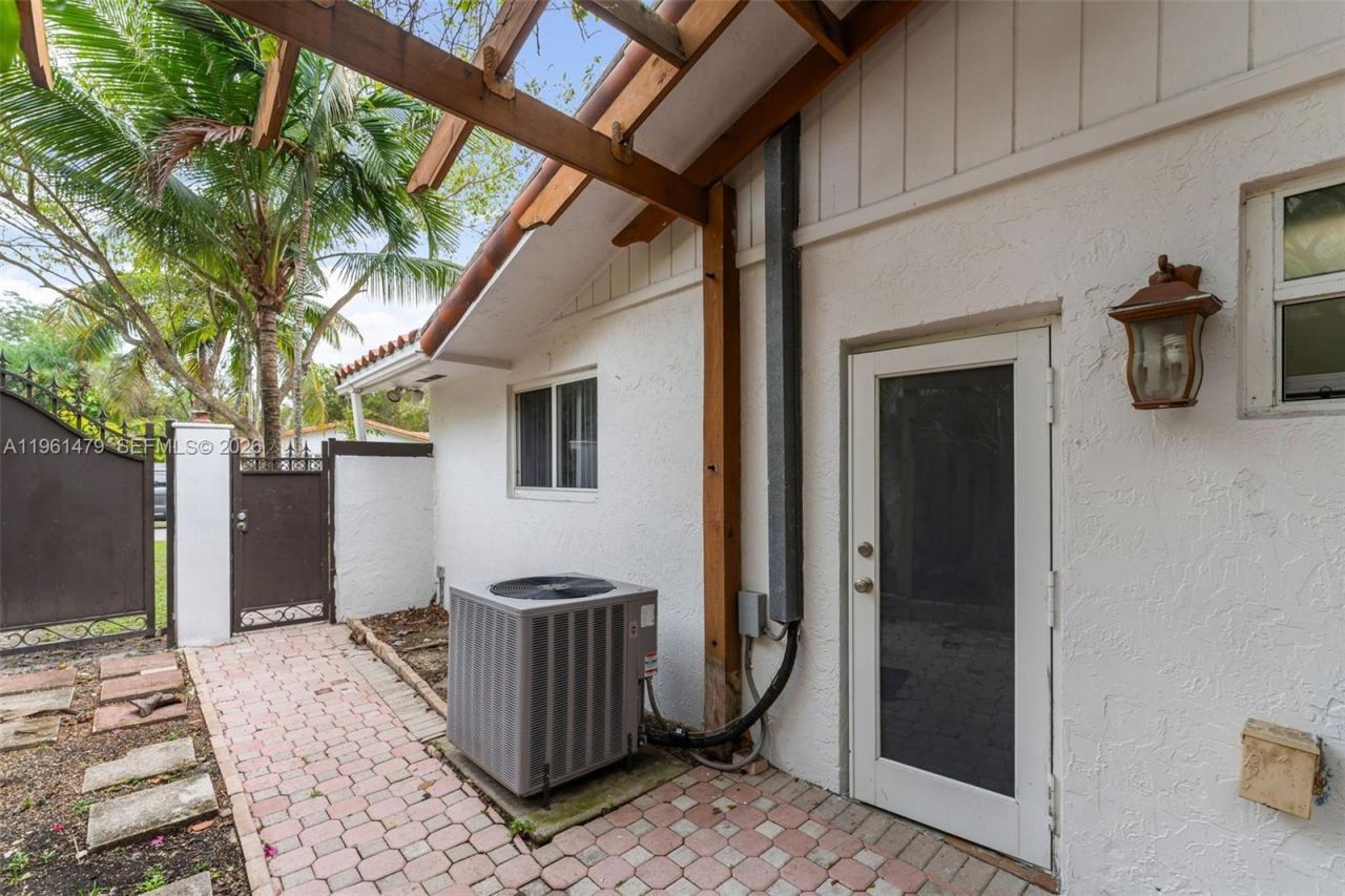 5961 SW 56th Ter, South Miami, FL 33143 Photo