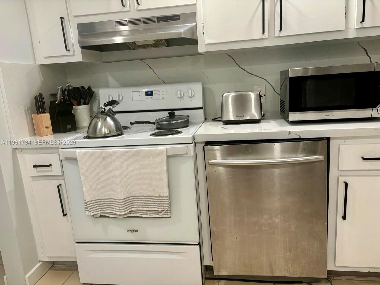 100 Bayview Dr , Unit 1423, Sunny Isles Beach, FL 33160 Photo