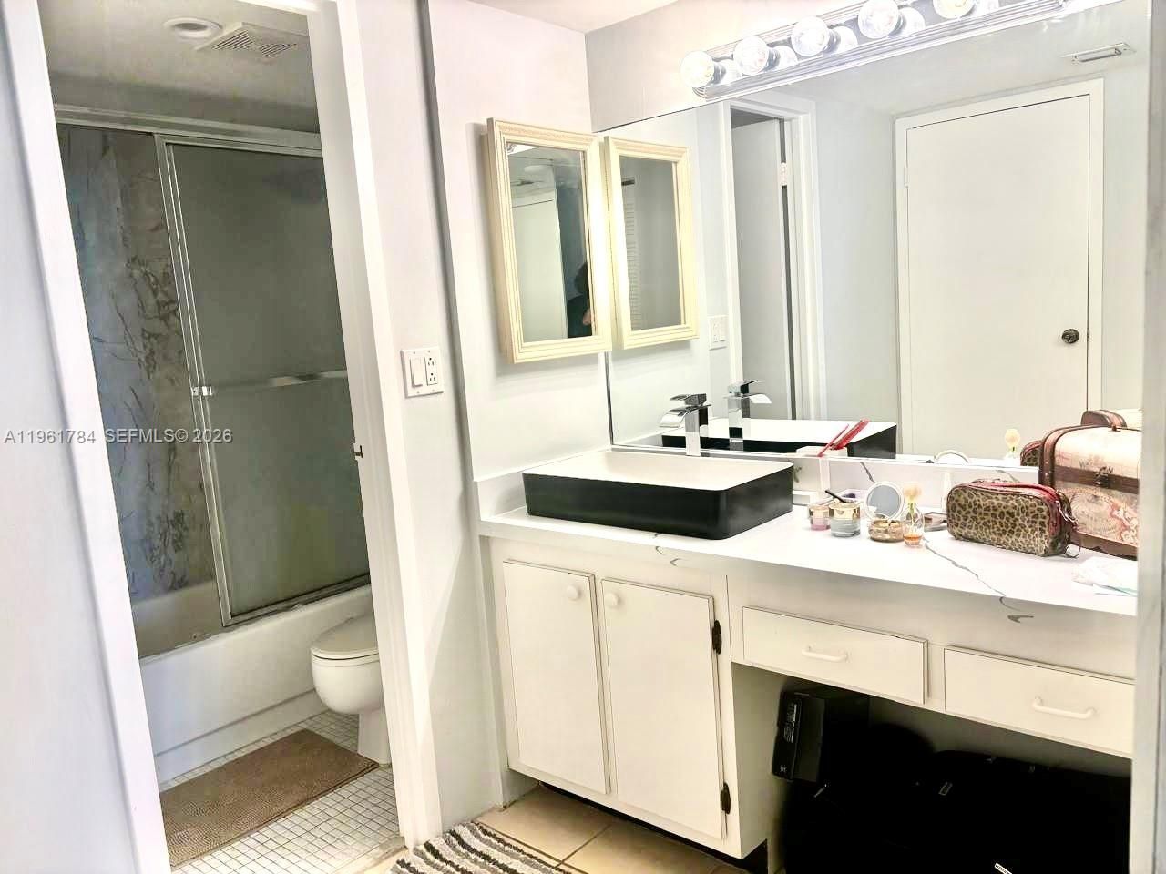 100 Bayview Dr , Unit 1423, Sunny Isles Beach, FL 33160 Photo