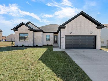 8758 Stuart Farm Avenue, Bowling Green, KY 42104