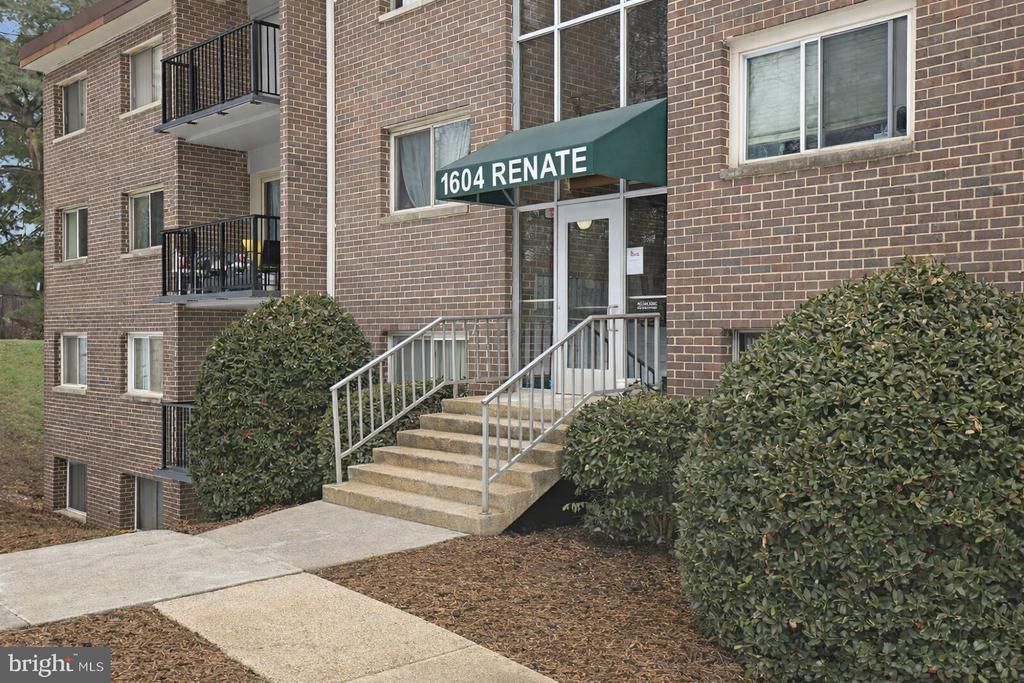 1604 Renate Drive, Unit 104, Woodbridge, VA 22192 Main Photo