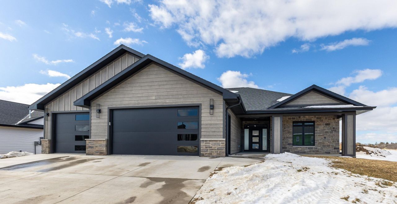 4461 Barnwood Lane, Dubuque, IA 52002 Main Photo