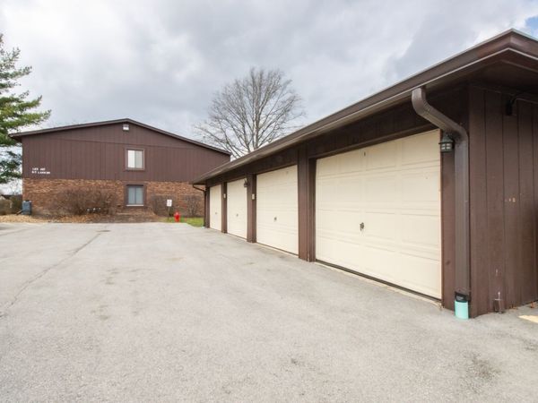 107 65th Lake Drive, Unit 202, Westmont, IL 60559