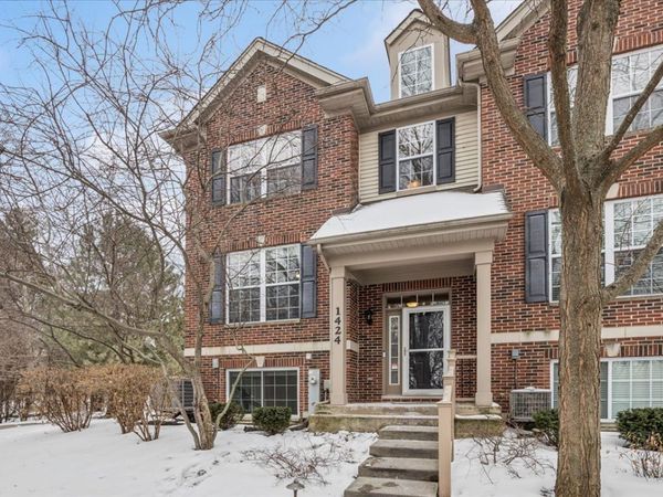 1424 S FAIRFIELD Avenue, Unit 1424, Lombard, IL 60148