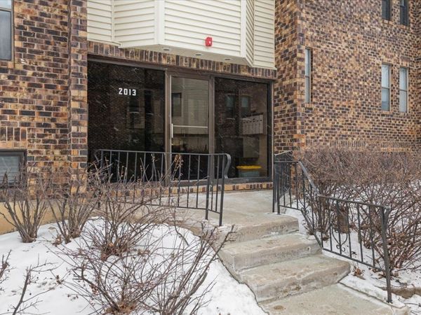 2013 Country Club Drive, Unit 22, Woodridge, IL 60517