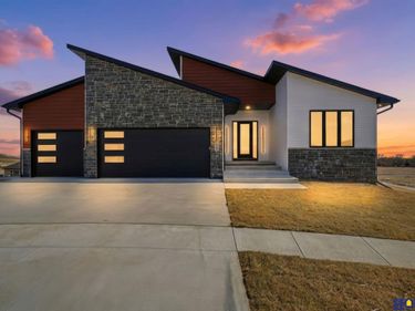 7743 Aero Circle, Lincoln, NE 68516