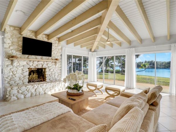 19655 Riverside Dr , Jupiter, FL 33469