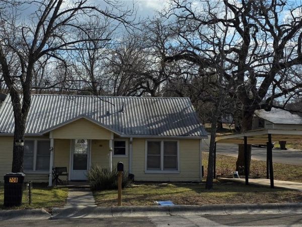 708 W Avenue C, Lampasas, TX 76550